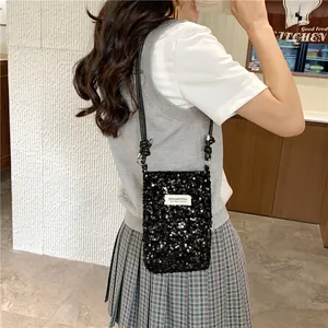 Modella che indossa una borsa a tracolla con paillettes nere per la moda quotidiana