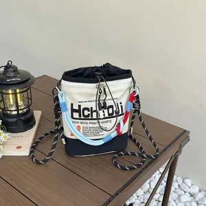 Modische Canvas-Beuteltasche mit Seilriemen in einem gemütlichen Outdoor-Szenario
