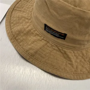 Close-up van een vintage katoenen vissershoed met een decoratief gestikt label erop
