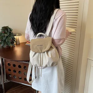 Gros plan d'un sac à dos léger de style coréen pour femmes dans une scène intérieure