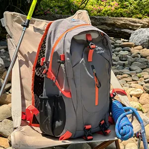 Outdoor-Lifestyle-Aufnahme eines grau-orangen Wanderrucksacks auf einem Klappstuhl