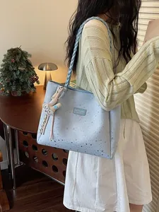 Grand sac cabas bleu clair à la mode avec des motifs élégants d'étoiles argentées