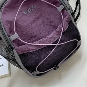 Detalle de la mochila morada para exteriores con textura, bolsillo de malla y cordón