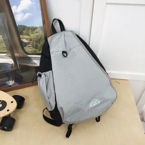 Zaino monospalla da trekking grigio minimalista con logo FILWHITE su tessuto testurizzato