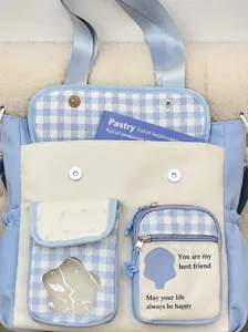 Detailansicht der süßen Dopamin-Tasche mit mehreren funktionellen Taschen auf der Front