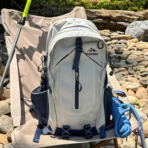 Großer Wanderrucksack in Hellgrau für Outdoor-Sportarten wie Trekking und Radfahren