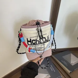 Detailansicht der Canvas-Beuteltasche mit buntem Seilgriff und Nischen-Textdruck