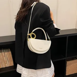 Cremeweiße Retro-Satteltasche mit goldenem Ring-Detail für den Pendlerstil