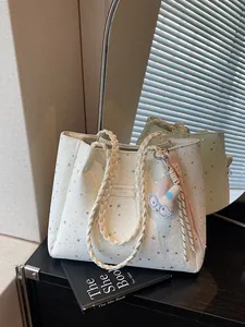 Sac cabas blanc à motif d'étoiles avec poignées tressées et un charmant lapin
