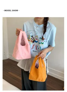 Gestreifte und karierte lässige Beuteltaschen, kombiniert mit einem Freizeitoutfit