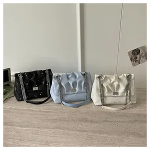 Lot de grands sacs à bandoulière plissés à chaîne en noir, bleu clair et beige