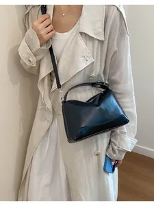 Lifestyle weergave van een vintage zwarte Boston tas met beige trenchcoat gestyled