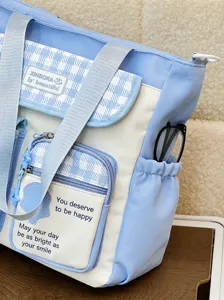 Nahaufnahme der Seitentasche einer niedlichen blau-weiß karierten Dopamin-Tasche