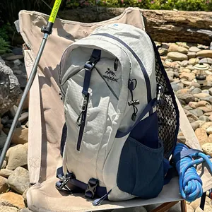 Leichter grau-blauer Outdoor-Wanderrucksack in einer malerischen, steinigen Umgebung.