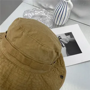 Close-up van een kaki retro vissershoed met fijne denimtextuur en een decoratieve geweven band