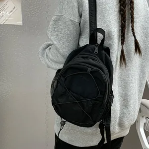 Vista trasera de una mochila deportiva negra con bolsillos de malla y cordones elásticos