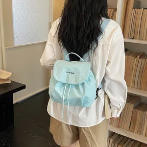Vue détaillée d'un sac à dos bleu clair pour fille avec le texte 'YOU JI BEAR'
