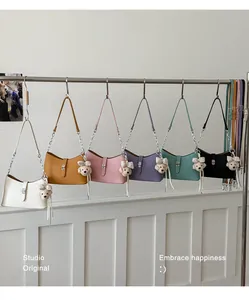 Borse sottobraccio in pelle alla moda in vari colori con simpatici ciondoli a orsetto