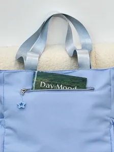 Detailansicht der praktischen Reißverschlusstasche auf der Rückseite dieser blauen Tasche