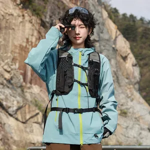 Detailansicht der Outdoor-Sportjacke und taktischen Laufweste, getragen vom Modell im Gebirge