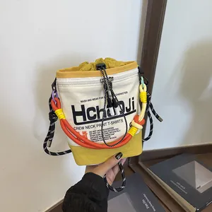 Detailansicht einer modischen Canvas-Beuteltasche mit einem gewebten Seilgriff