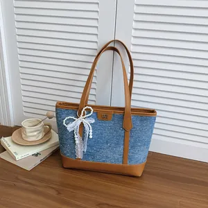 Sac cabas élégant en denim avec bordures en cuir marron, nœud en dentelle et perle