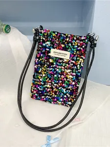 Mini borsa a tracolla per cellulare con paillettes colorate e tracolla nera.
