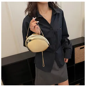 Elegante borsa da sera a conchiglia dorata con finitura a specchio e tracolla