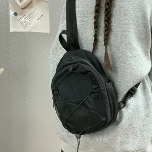 Vista trasera de una persona con una mochila deportiva de nailon negro y bolsillos red