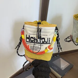 Nahaufnahme des trendigen Designer-Eimerbeutels mit buntem Seilgriff und HchaoJi-Print