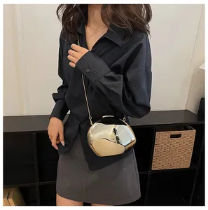 Elegante pochette da sera dorata a forma di cuore con finitura a specchio e catena