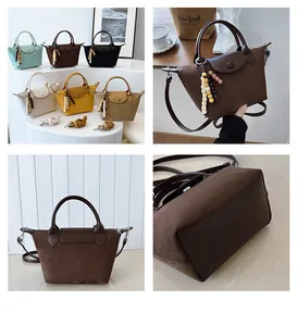 Collage montrant plusieurs couleurs de sacs à main en daim avec des breloques