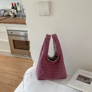 Stilvolle lila karierte Sommer-Eimertasche in einer gemütlichen Lifestyle-Umgebung