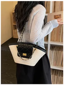 Grand sac cabas en paille tissée avec rabat en cuir matelassé noir et chaîne
