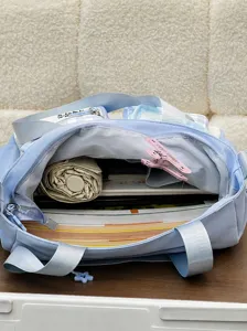 Innendetail der blauen Stofftasche mit Platz für A4-Bücher und einen Regenschirm
