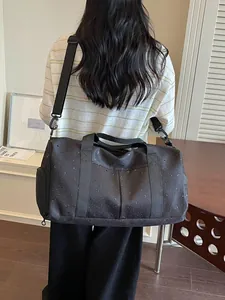 Bolsa de viaje negra de gran capacidad con patrones de estrellas y lunas en uso