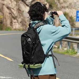 Rückansicht eines Modells mit einem schwarzen leichten Outdoor-Wanderrucksack mit Matte.