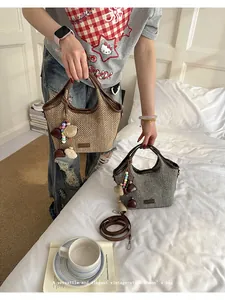 Sacs à main vintage en paille de style français en deux couleurs sur un lit blanc