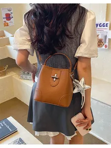 Sac seau rétro marron pour femme avec breloque étoile argentée et poignée élégante