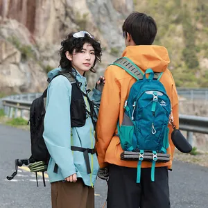 Detailansicht eines blaugrünen Outdoor-Wanderrucksacks mit großem Fassungsvermögen.