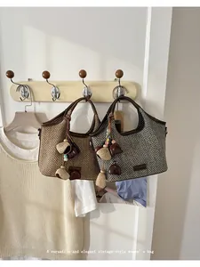 Sacs à main vintage en paille de style français suspendus avec charme