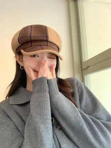 Nahaufnahme einer stilvollen britischen Vintage-Newsboy-Mütze für Damen im Winter.