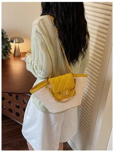 Grand sac cabas tissé avec rabat matelassé jaune et bandoulière chaîne pour l'été
