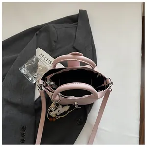 Vue détaillée de l'intérieur d'un sac seau rose minimaliste avec une fermeture