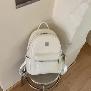 Dettaglio dello zaino scolastico vintage crema con trama intrecciata e zip frontale.