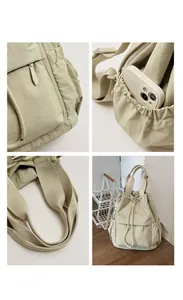 Detalles de la mochila minimalista de nailon crema con cordón y bolsillos laterales.