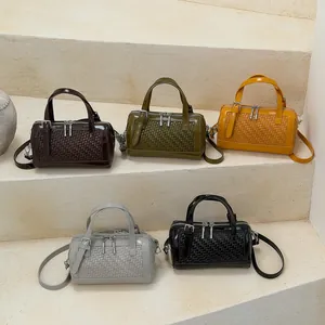 Dettaglio di borse a bauletto retrò intrecciate in cinque colori alla moda