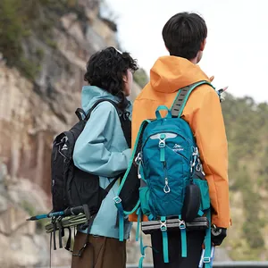 Detailansicht von Outdoor-Wanderrucksäcken mit großem Fassungsvermögen im Gebirge