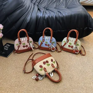 Varios colores de bolsos de concha con bordado de cerezas y elegantes dijes de perlas