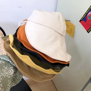 Vista detallada de sombreros de pescador de algodón multicolores apilados para mujer sol